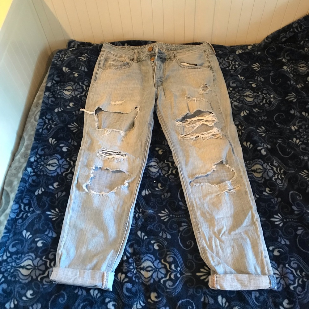AE Lightwash Distressed Tomgirl Jeans Size 6